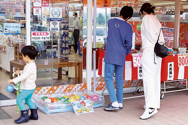 入り口のそばにはヨーヨー釣りもあり店内に入る前から楽しめる