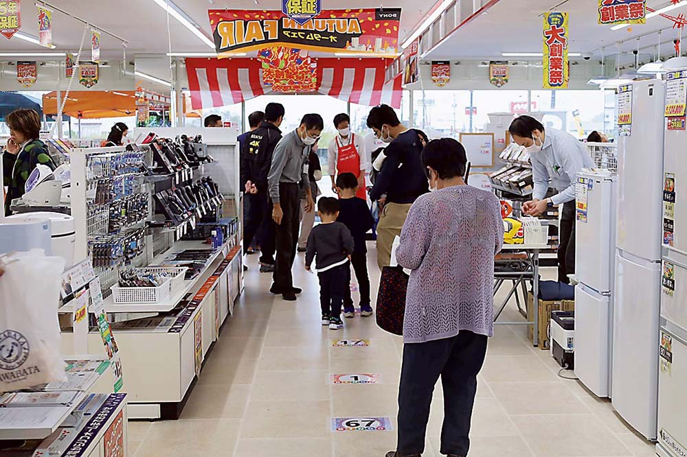 来店客は床に貼られた番号を見ながらビンゴカードとにらめっこする