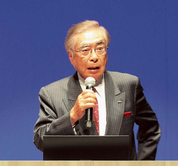 あいさつする武田会長CEO