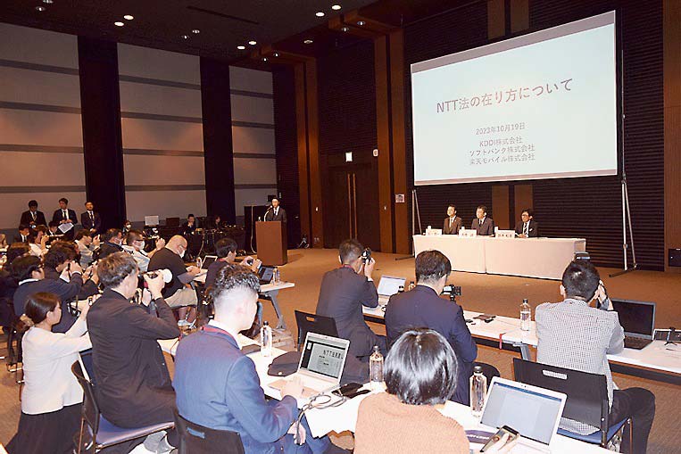 会見会場には多くの報道陣が詰めかけた＝19日、東京都千代田区のベルサール半蔵門