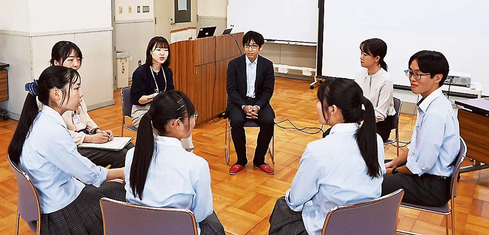 生徒らと座談会