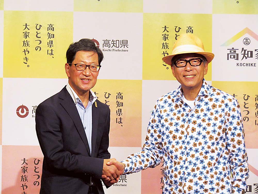 濵田知事（左）と円