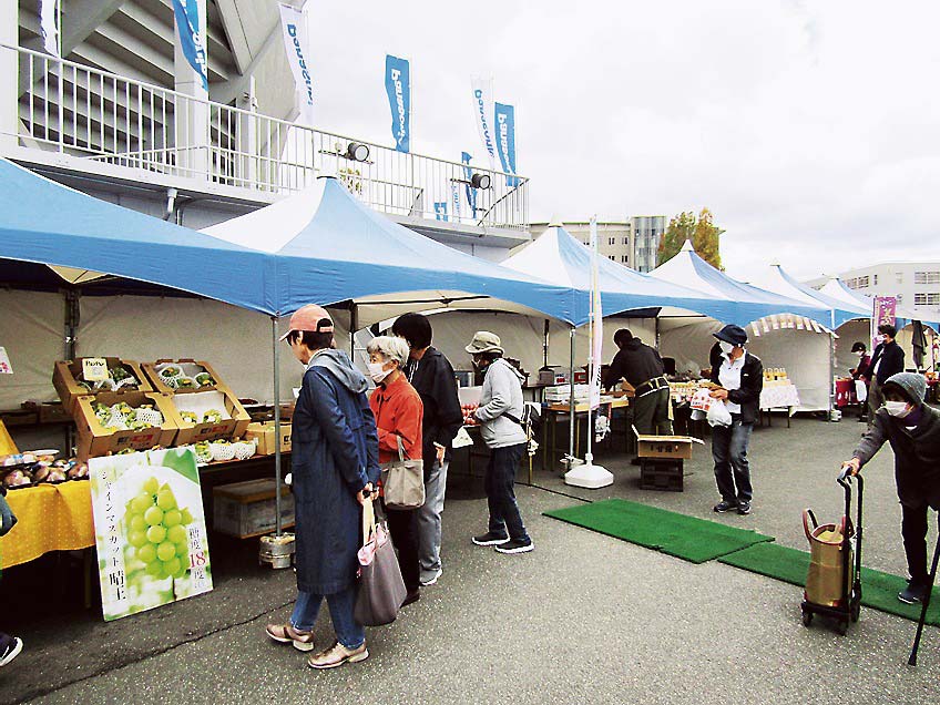 屋外ではキッチンカーや縁日、物産展が行われた