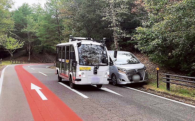 センターラインを超えずに停止車両を回避