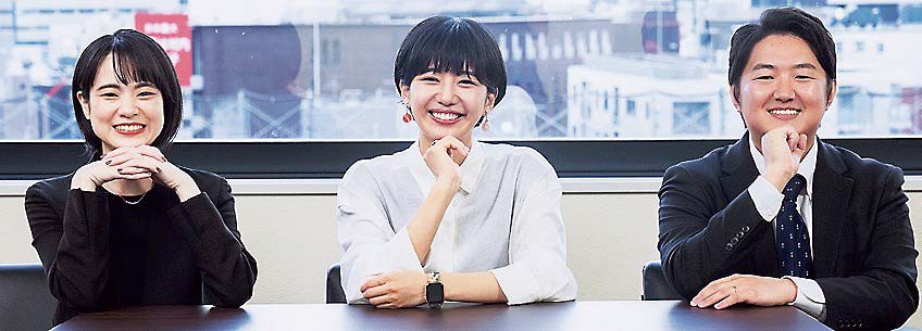 各社の若手らと石山さん（中央）