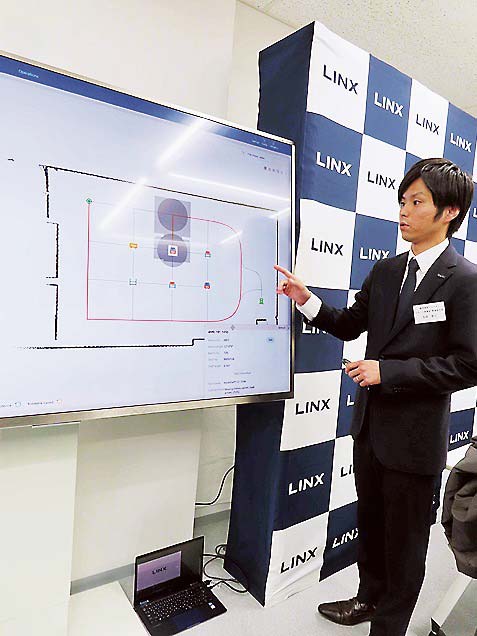 ソリューションを説明する牛垣雅人ロボティクス事業部責任者