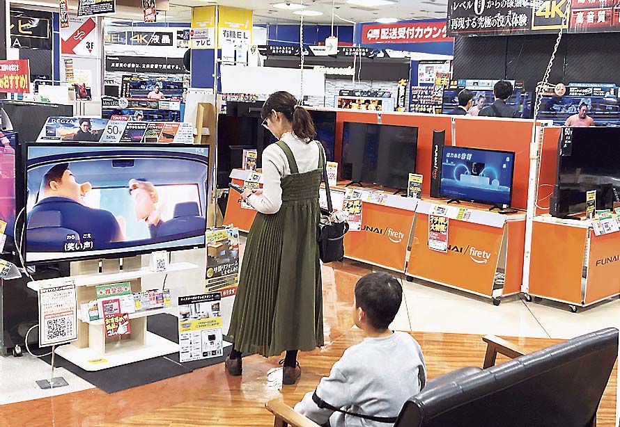 テレビは大型機種が売れている（ベスト電器福岡本店）