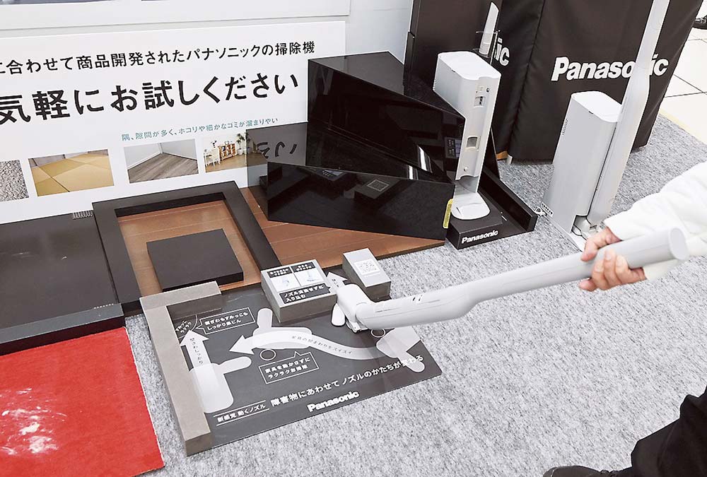 スティック掃除機をデモ実演