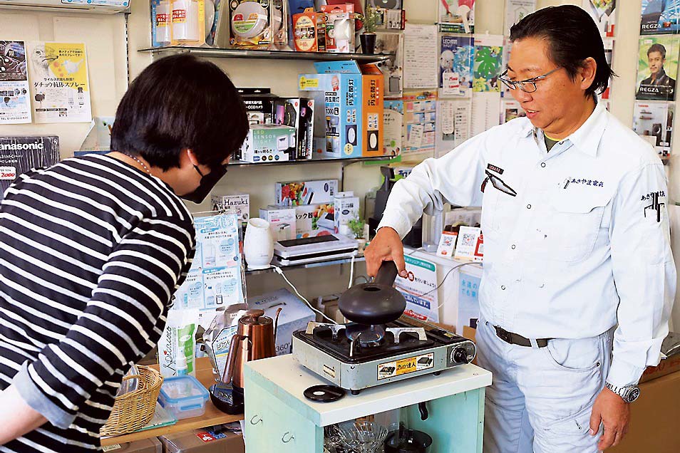 生豆をいっていると香ばしいコーヒーの香りが漂った