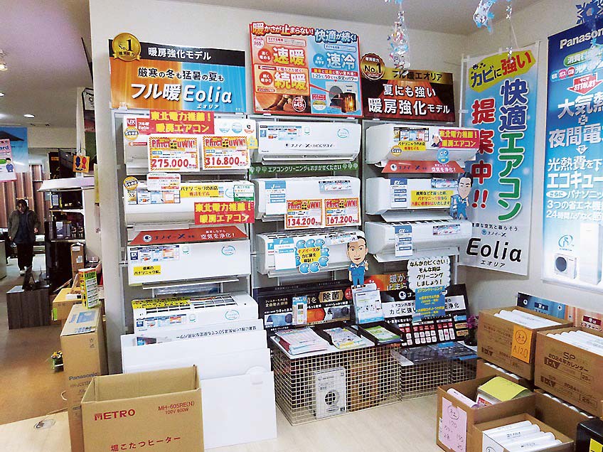 店内には補助金などを活用したエアコンも多数展示