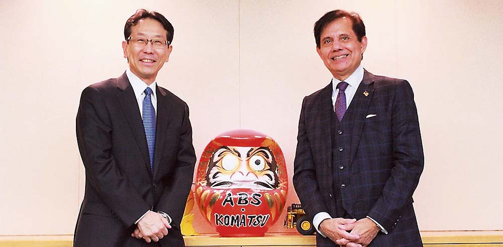 コマツの小川社長（左）とABSのスバシュ・ダールCEO