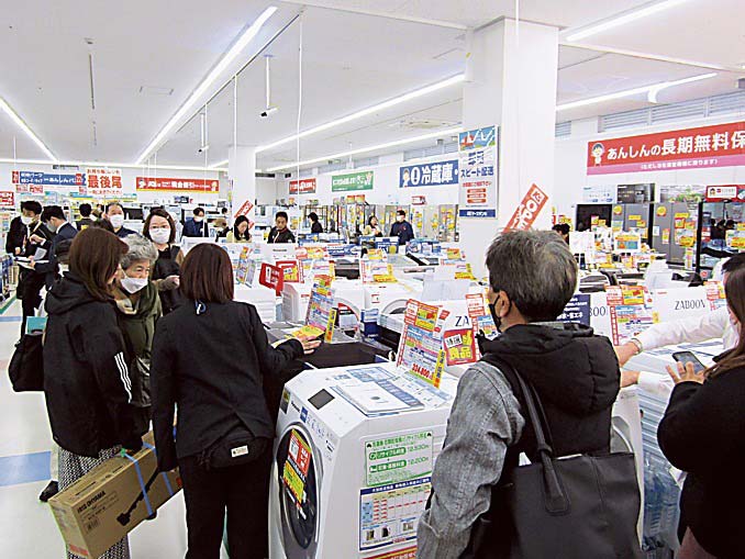 オープン当日には多くのお客が来店した