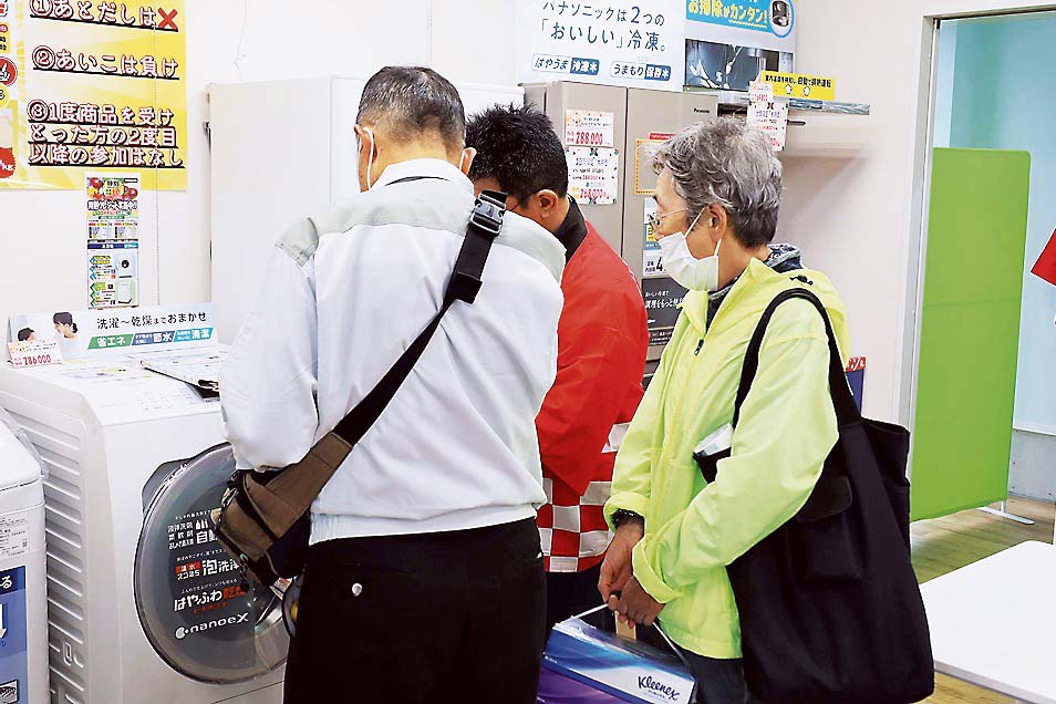 オープン当日は雨だったが、開店前から得意客が店を訪れた