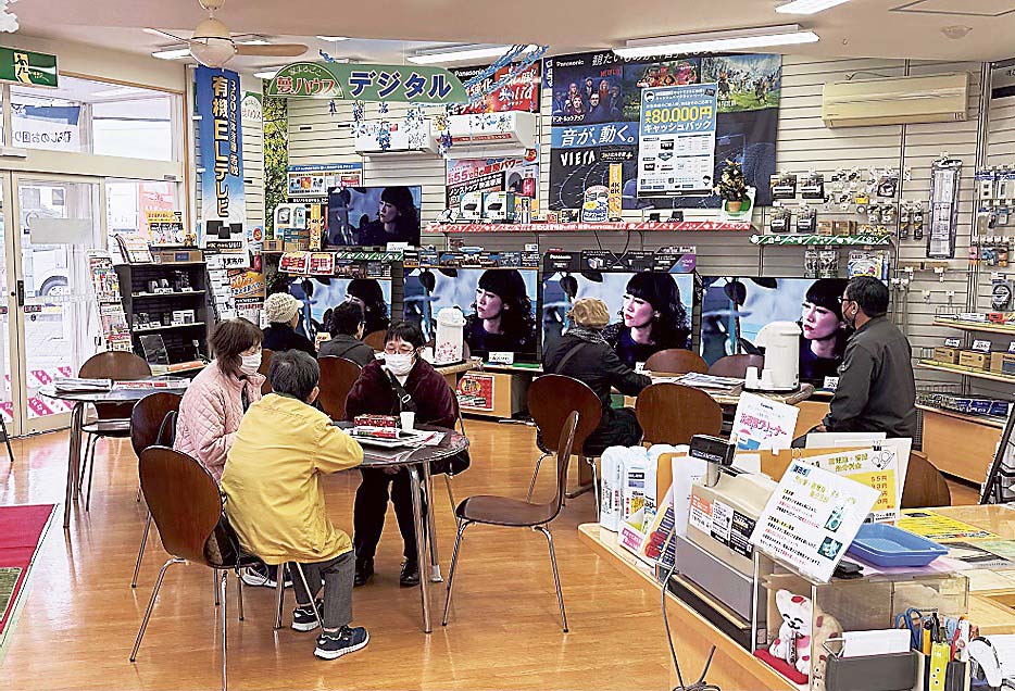 来店客でにぎわうあい電ダイワ・一番館店の店内