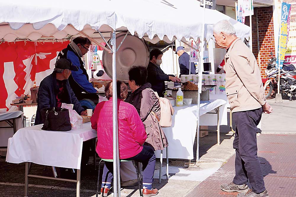 12月の個展では、豚汁や焼きそばを作って振る舞った（電ねっとナガシマ）