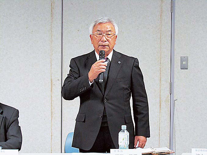 あいさつする武田理事長