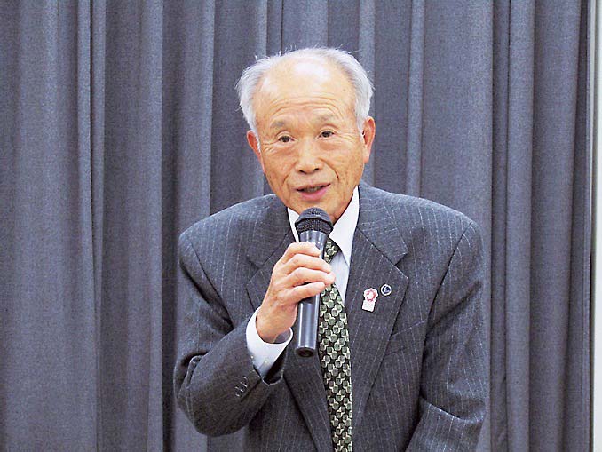 あいさつする吉田理事長