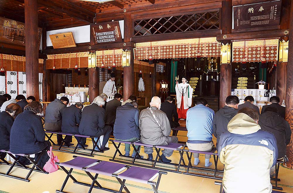 新年方針発表会に先立ち、播磨国総社射楯兵主神社で祈祷を受け、商売繁盛を祈願した