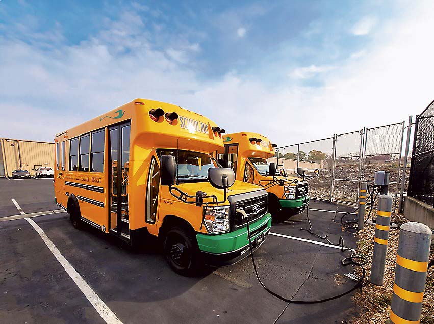 カリフォルニア／ピッツバーグ学区のバス基地で充電するスクールバス