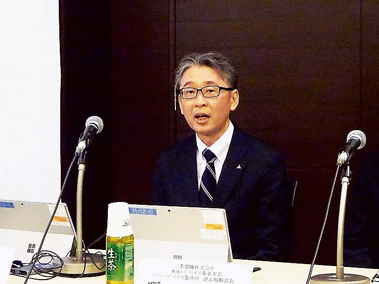 パワー半導体事業の戦略を説明する楠事業部長