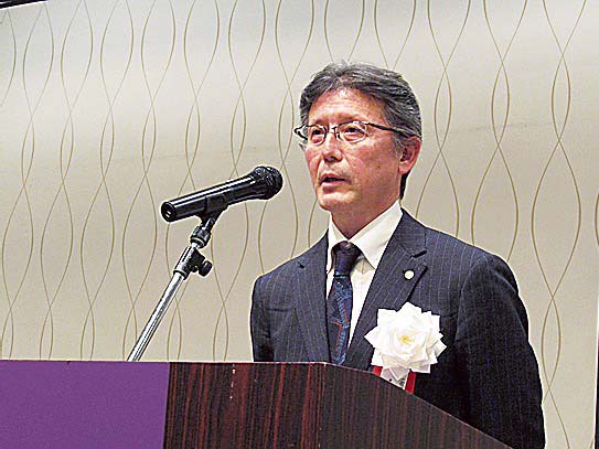 あいさつする楯川支部長