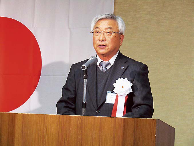 あいさつする武田理事長