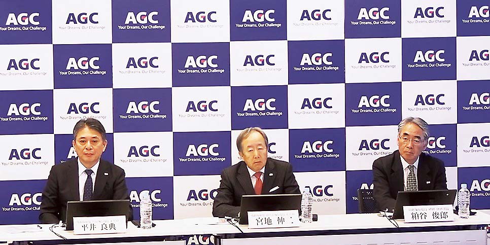 AGCの平井良典CEO（左端）らによる会見