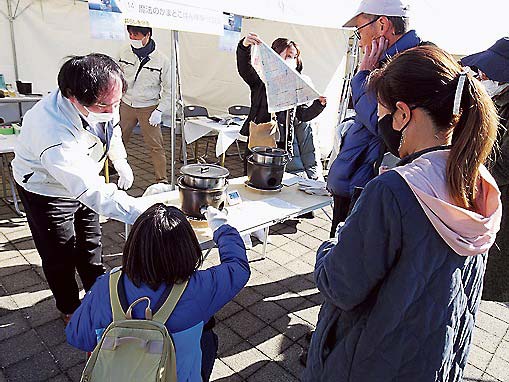 「ひょうご安全の日 1・17のつどい」での「防災炊飯体験ブース」