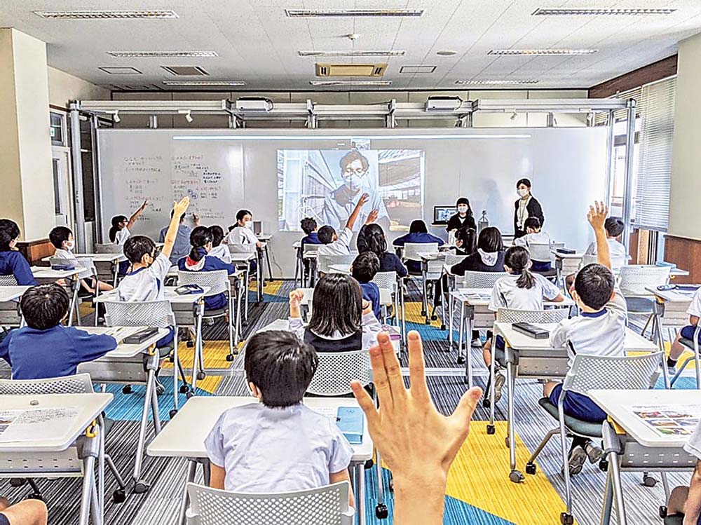 内田洋行が東京学芸大学付属竹早小学校に構築した特別教室「SUGOI部屋」での授業の様子