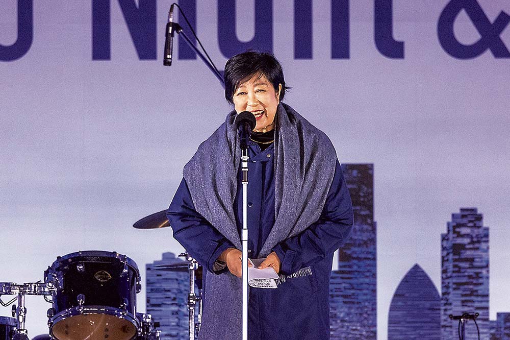 あいさつする小池都知事