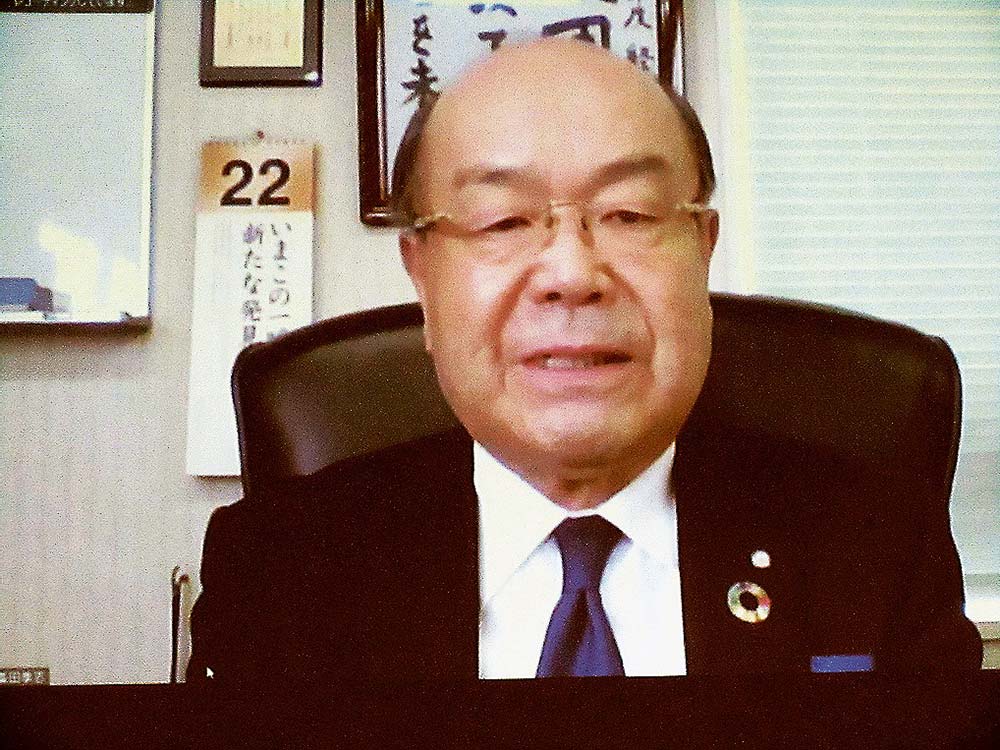 オンラインであいさつする峯田会長