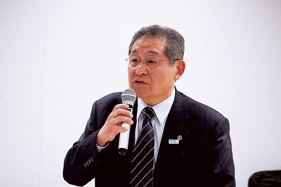 あいさつする福田理事長