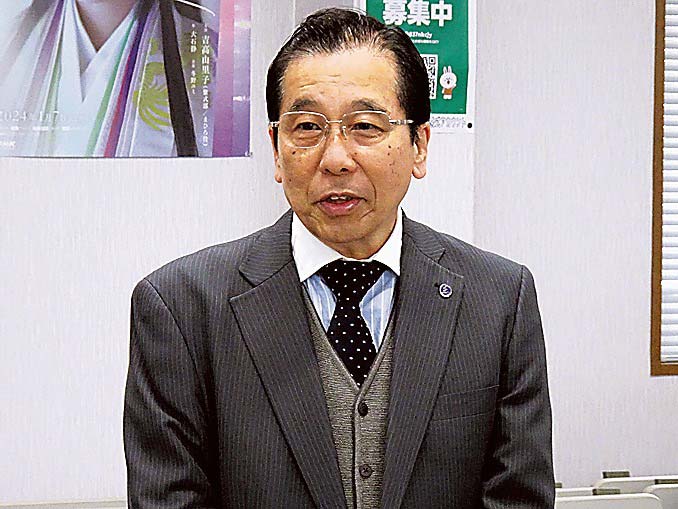 あいさつする河村理事長