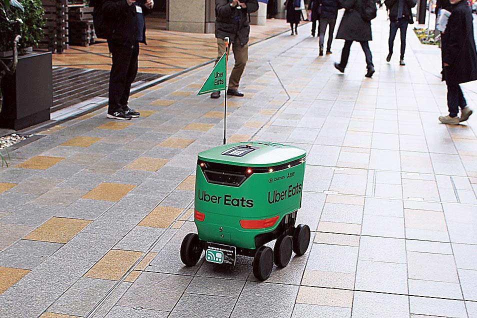 小雨の中をロボットがデモ走行＝5日