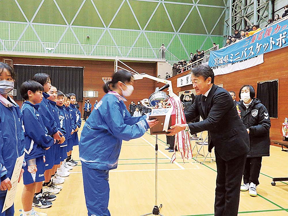 田中支社長（右）から優勝カップの贈呈