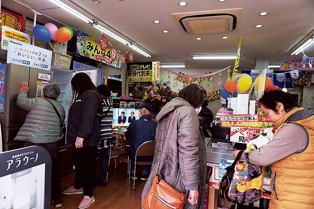 お祝いに駆け付けたお客でにぎわう店内