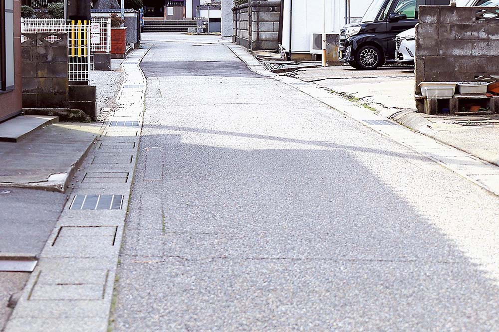 店の横を通る道路は、地震の影響でゆがんだ