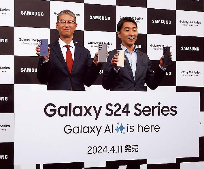 鈴木プロダクトグループ長（左）とGoogleの菅野マネジングディレクターと発売されるGalaxy S24シリーズ