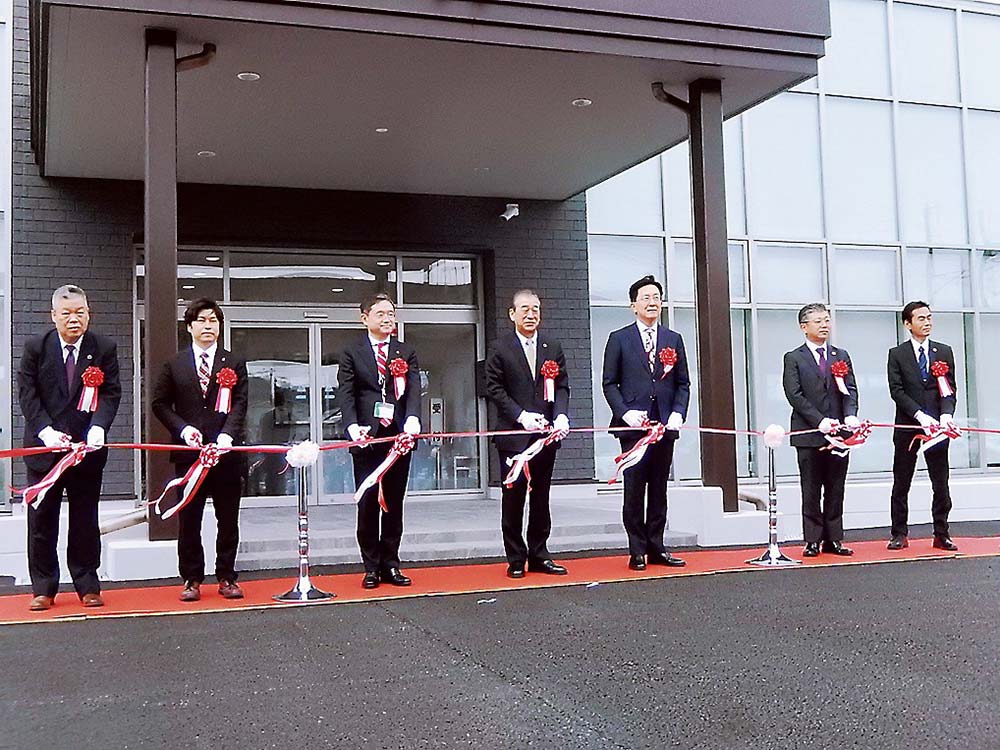 TATセンターの竣工式の様子（中央が石井社長）