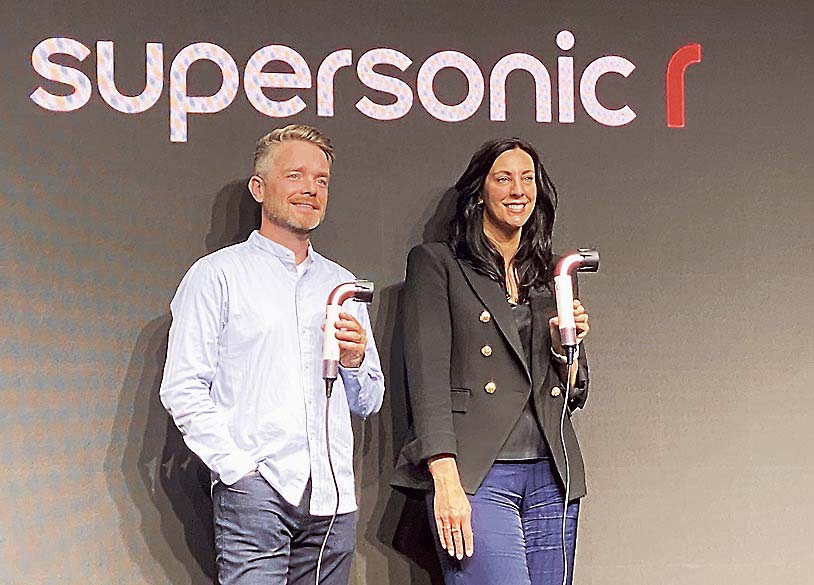 ダイソンビューティーのピアースプレジデント、ダイソンのギャリガン氏（右から）
