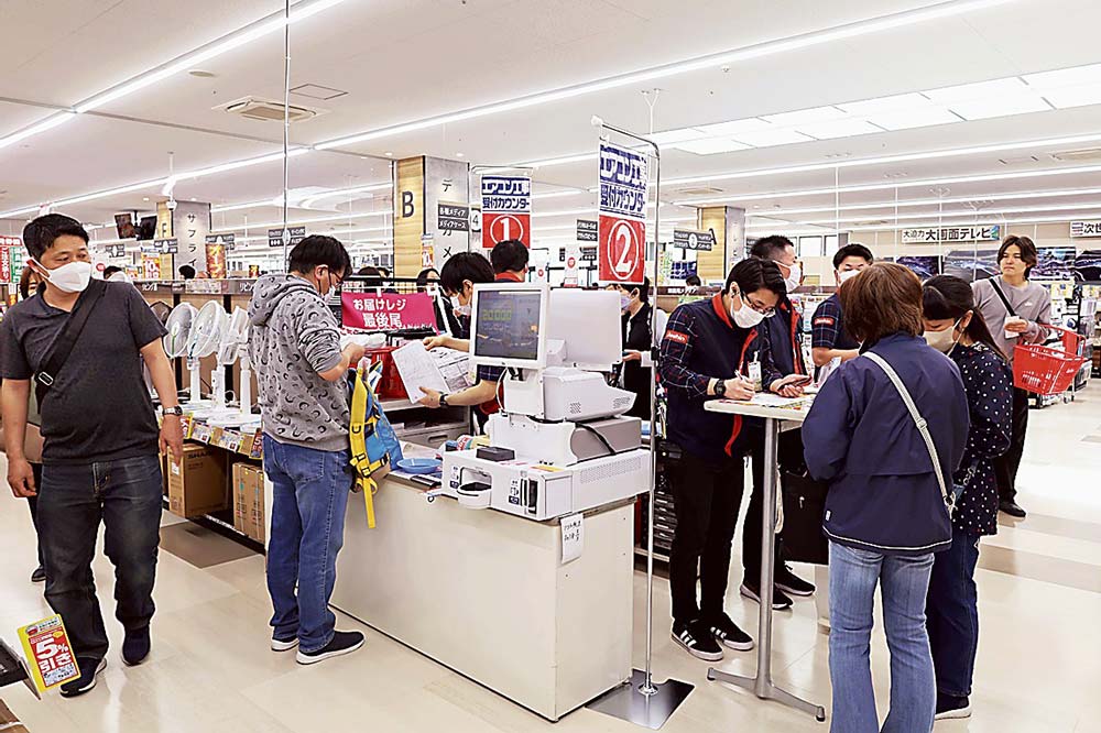 エアコンの相談をする来店客