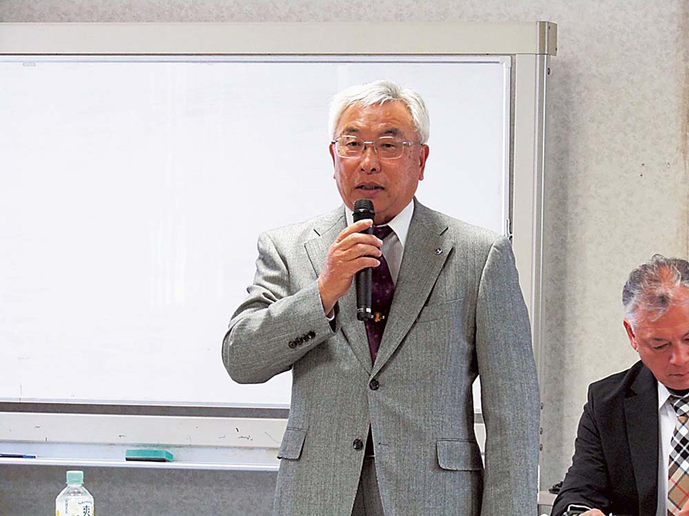 あいさつする武田理事長