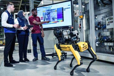 BMW英国工場に米企業の4足歩行ロボット　工場内の作業や監視に威力