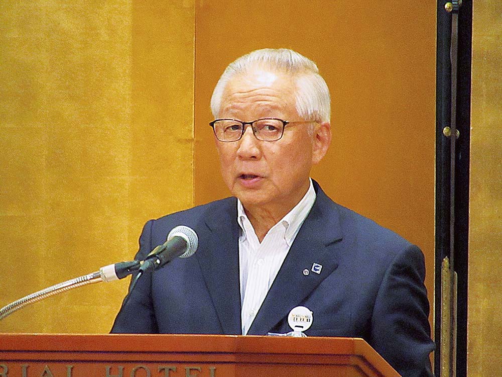 あいさつする守谷理事長