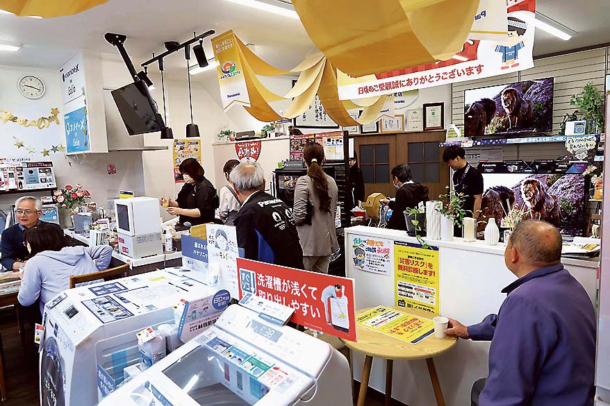 開催初日は強風だったが、多くの来店があった