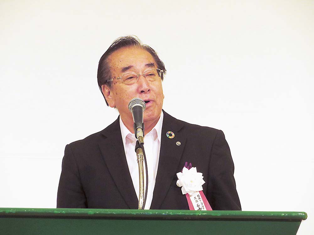 あいさつする吉田支部長