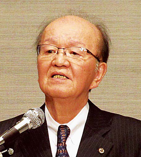 あいさつする髙津理事長