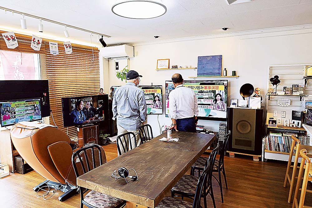 テレビの展示に関心を持つ来店客