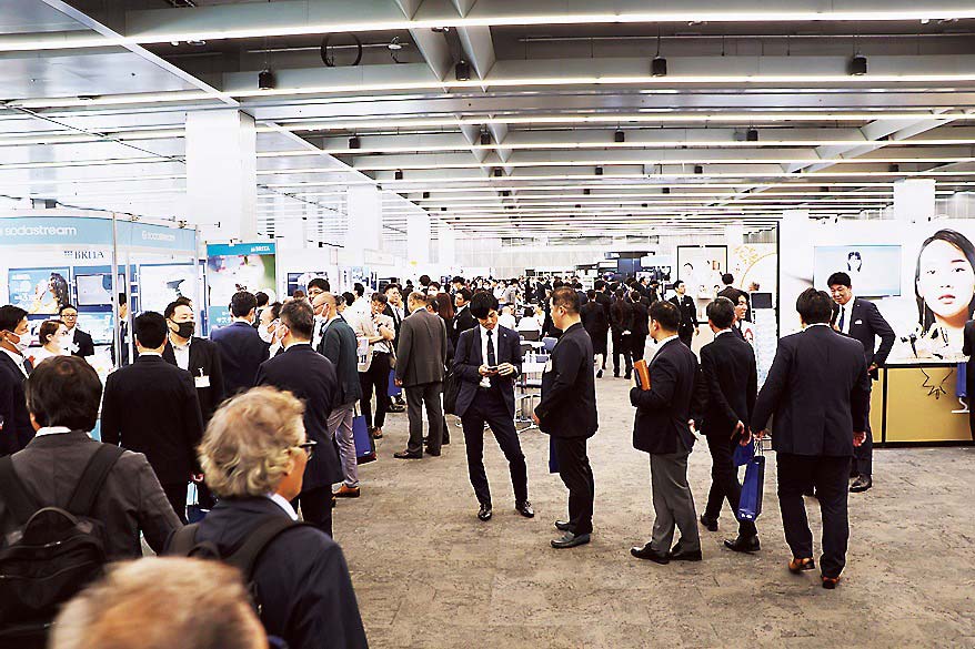 12、13日に開催した展示会には取引先などから約1500人が来場した