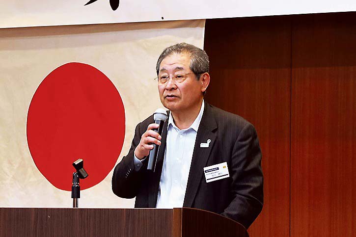 あいさつする福田会長